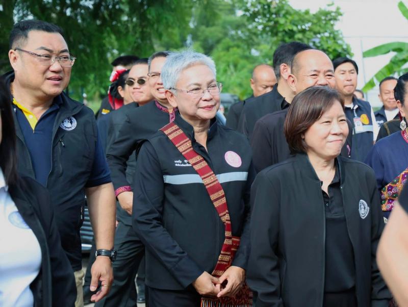รมว.พม. ลงพื้นที่จ�