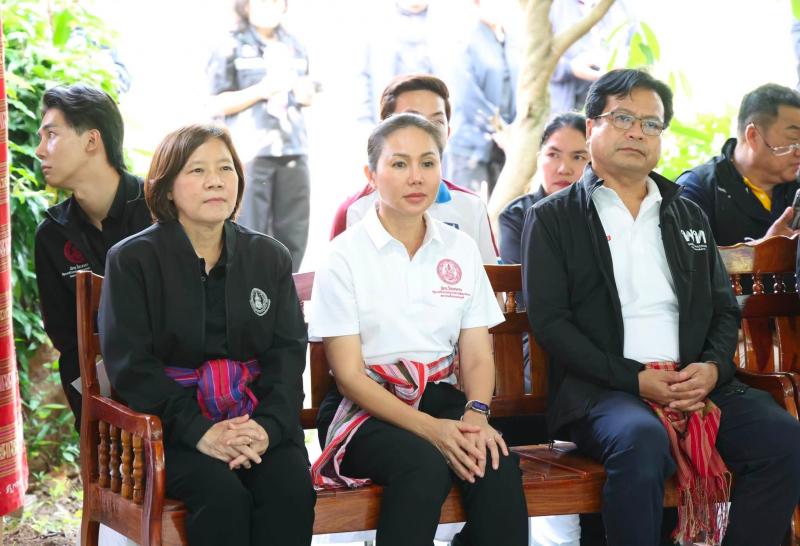 รมว.พม. ลงพื้นที่จ�