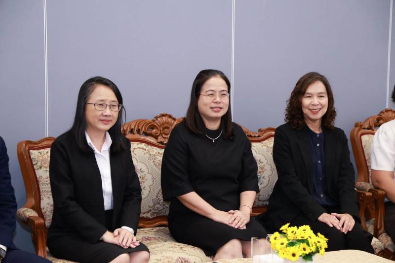 นางเตือนใจ คงสมบั�