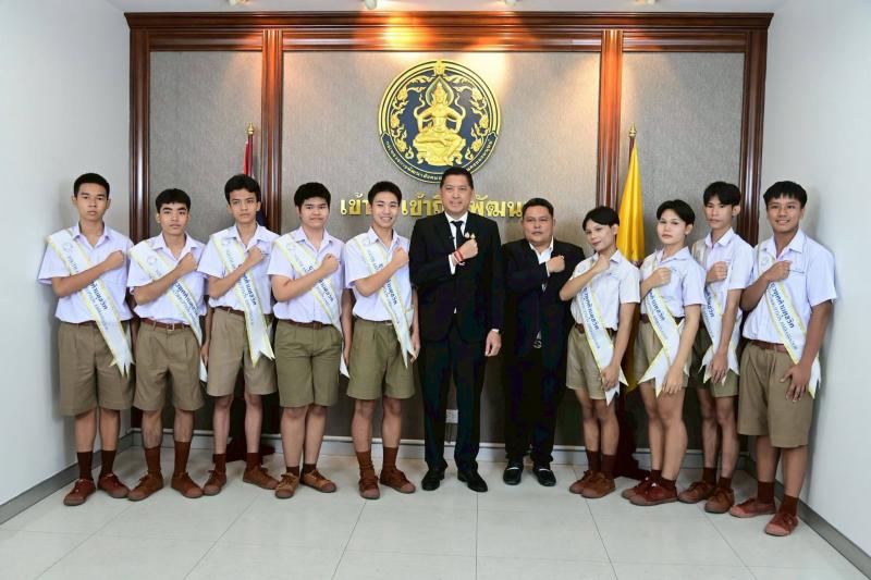 รมว.พม. ให้ทีมนักข�