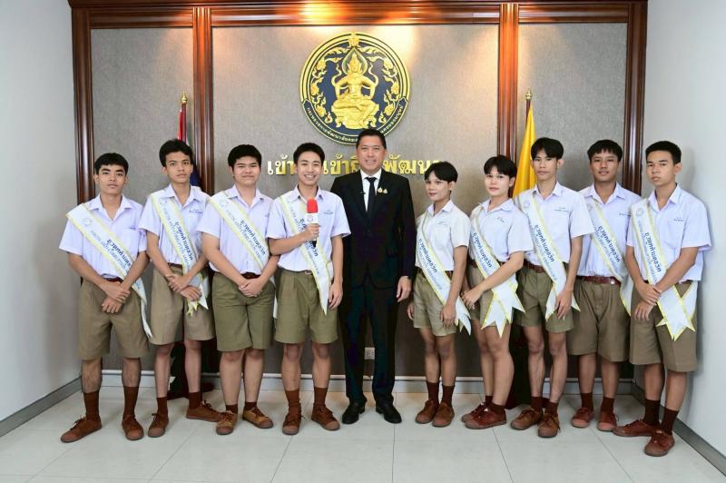 รมว.พม. ให้ทีมนักข�