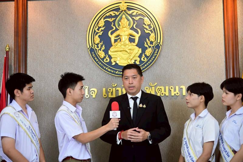 รมว.พม. ให้ทีมนักข�