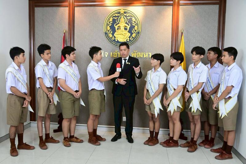 รมว.พม. ให้ทีมนักข�