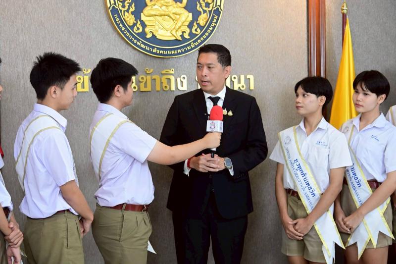 รมว.พม. ให้ทีมนักข�