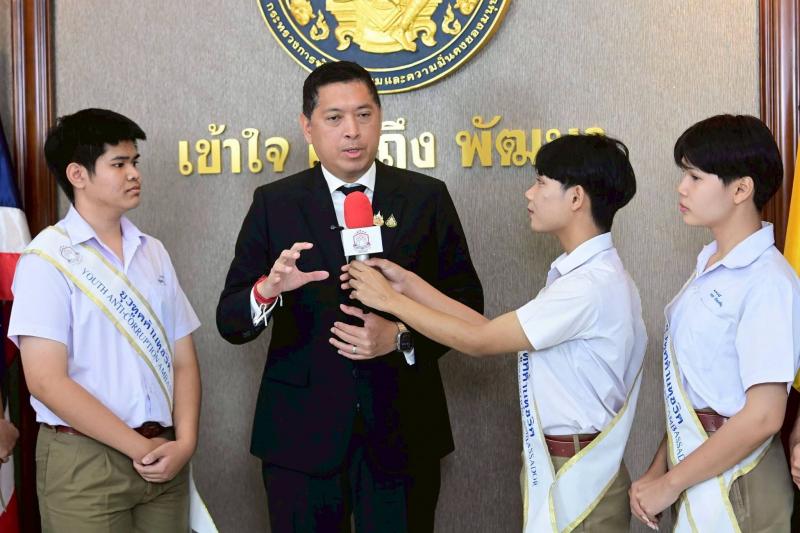 รมว.พม. ให้ทีมนักข�