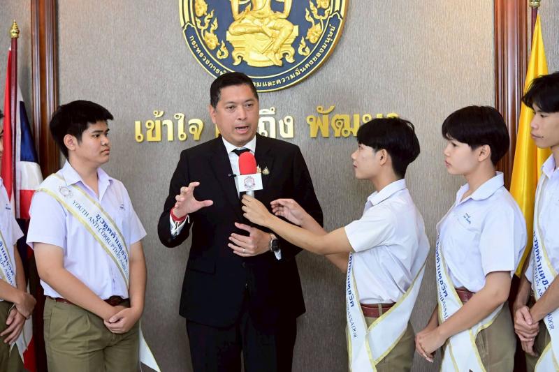 รมว.พม. ให้ทีมนักข�