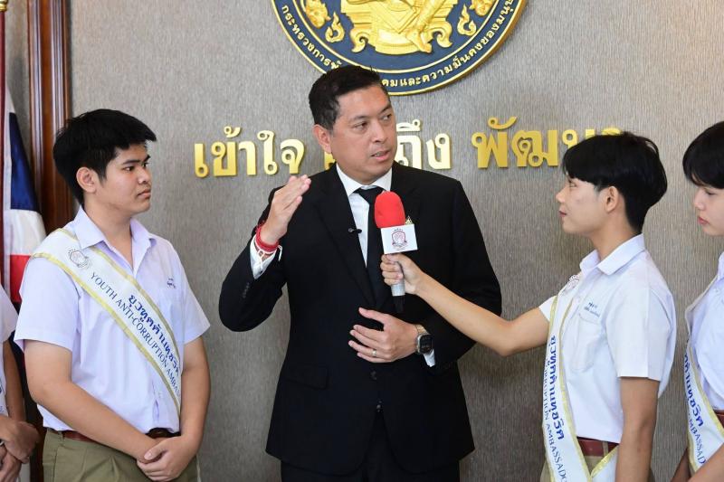 รมว.พม. ให้ทีมนักข�