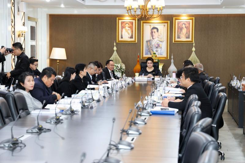 นางเตือนใจ คงสมบั�