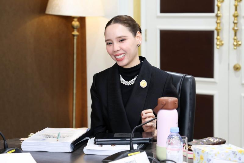 นางเตือนใจ คงสมบั�