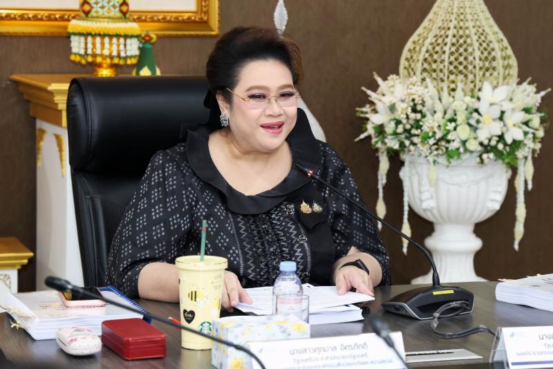 นางเตือนใจ คงสมบั�
