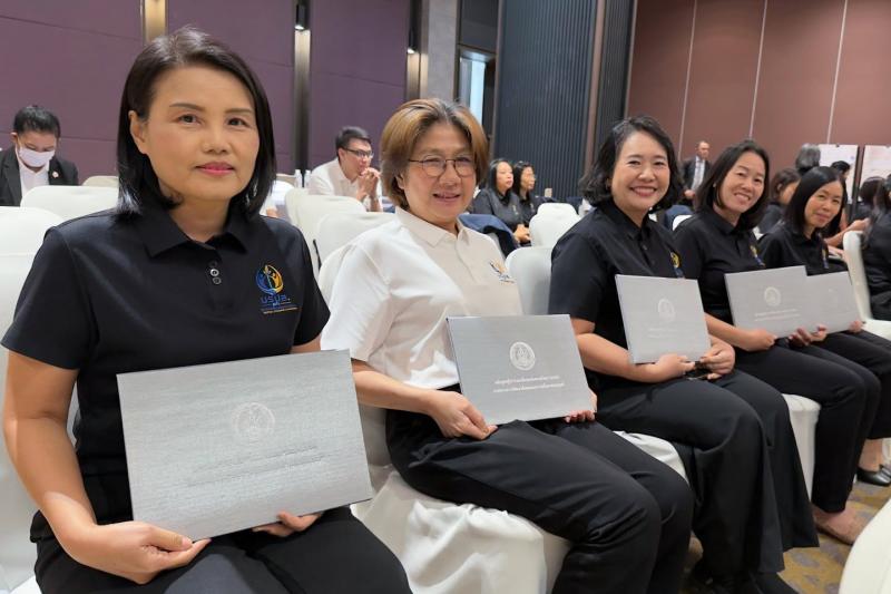 นางสาวนภาพร เมฆาผ�