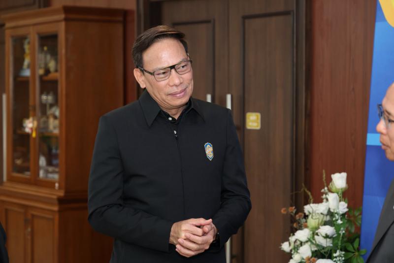 ปลัด พม. รับมอบเช็�