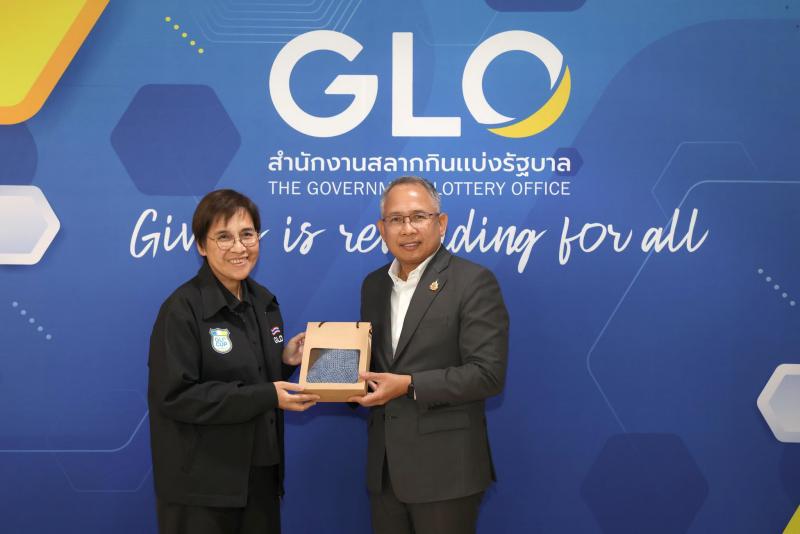 ปลัด พม. รับมอบเช็�