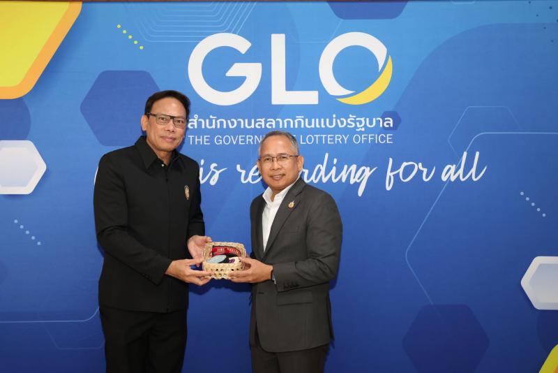 ปลัด พม. รับมอบเช็�