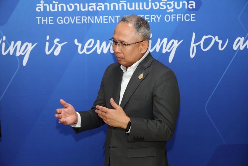 ปลัด พม. รับมอบเช็�