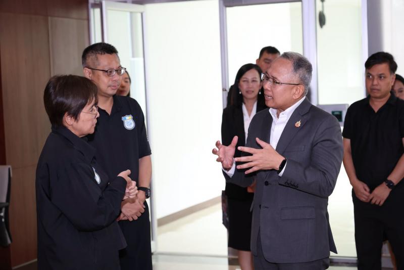 ปลัด พม. รับมอบเช็�