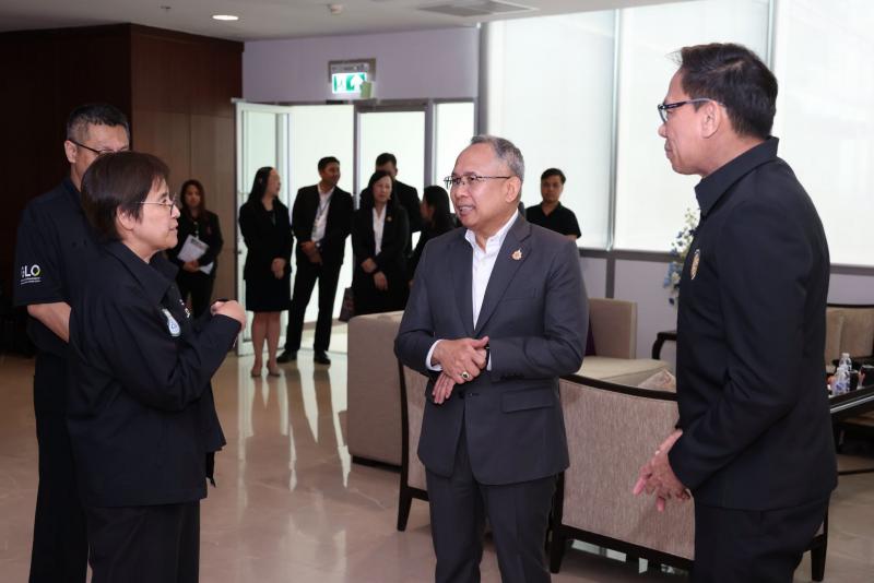 ปลัด พม. รับมอบเช็�