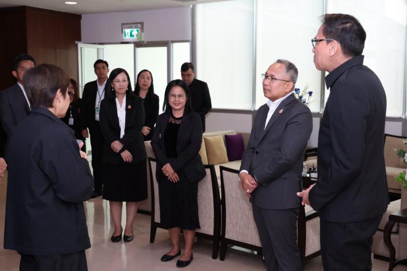 ปลัด พม. รับมอบเช็�