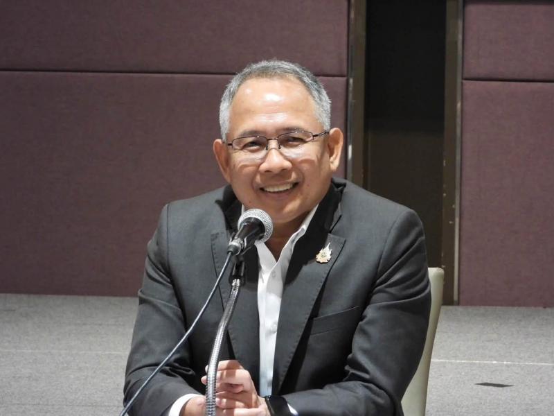ปลัด พม. พบปะและให�