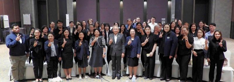 ปลัด พม. พบปะและให�