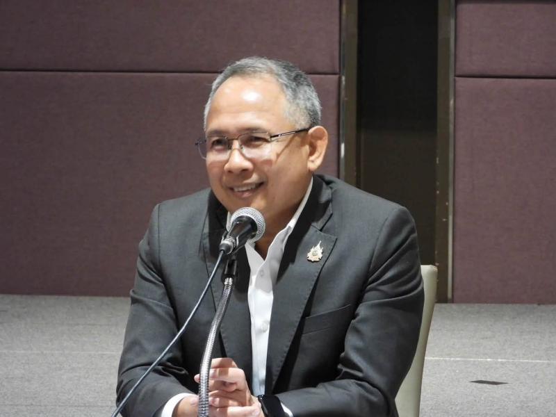 ปลัด พม. พบปะและให�