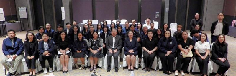 ปลัด พม. พบปะและให�