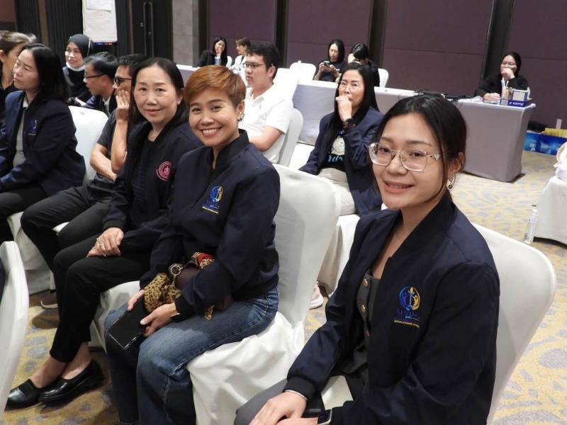 ปลัด พม. พบปะและให�
