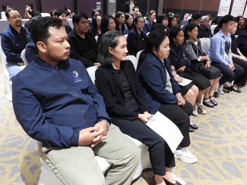 ปลัด พม. พบปะและให�