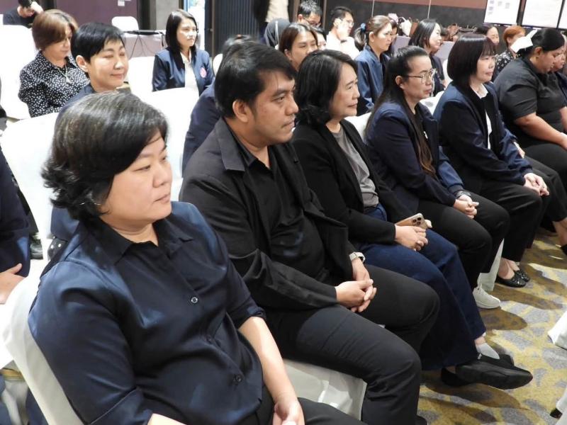 ปลัด พม. พบปะและให�
