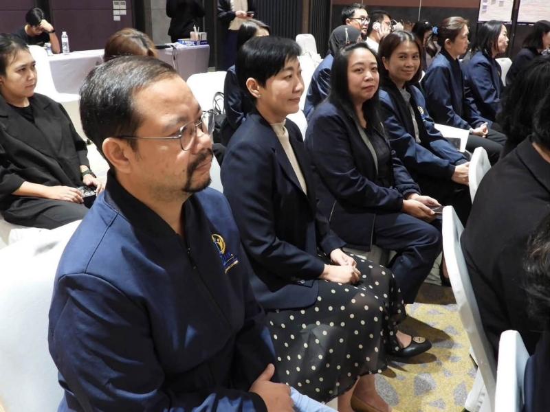 ปลัด พม. พบปะและให�