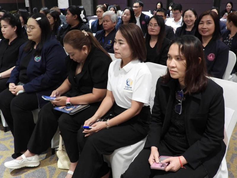 ปลัด พม. พบปะและให�