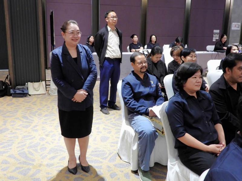 ปลัด พม. พบปะและให�