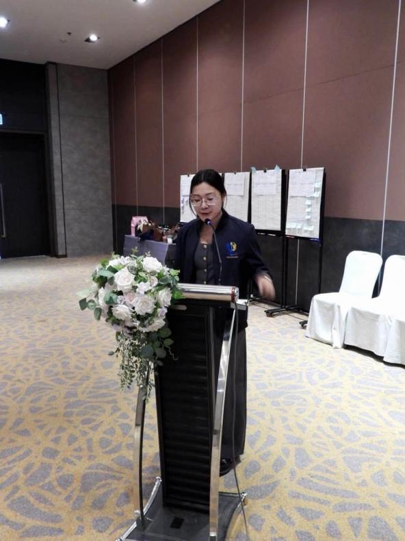 ปลัด พม. พบปะและให�