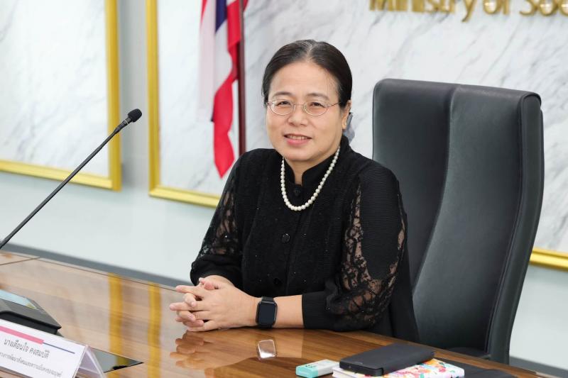 นางเตือนใจ คงสมบั�