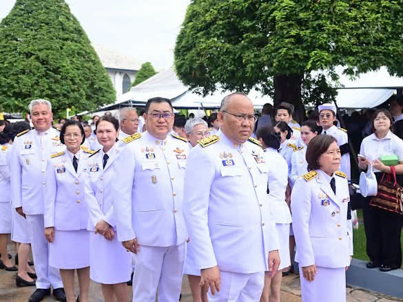 รมว.พม. ทูลเกล้า ถว�