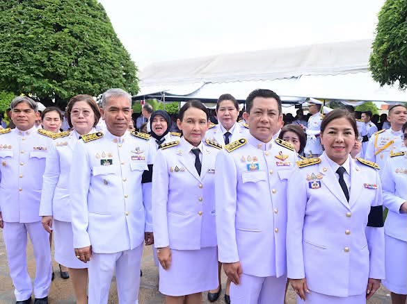 รมว.พม. ทูลเกล้า ถว�