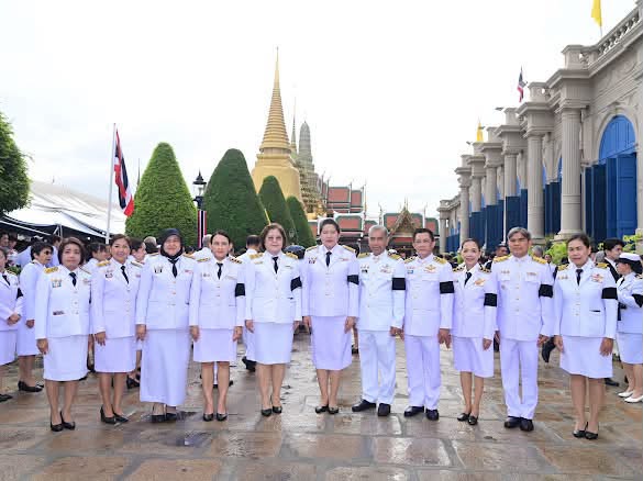รมว.พม. ทูลเกล้า ถว�