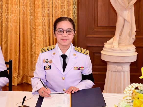 รมว.พม. ทูลเกล้า ถว�
