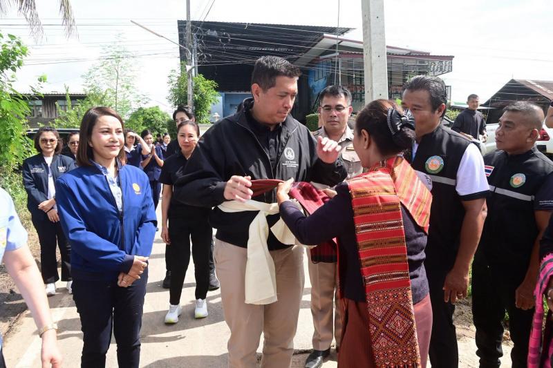 รมว.พม. ลงพื้นที่ต�