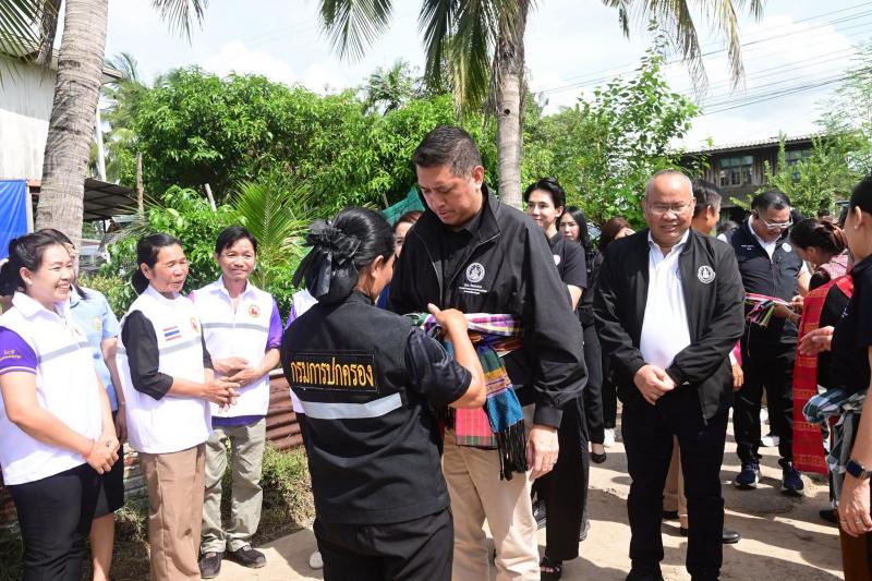 รมว.พม. ลงพื้นที่ต�