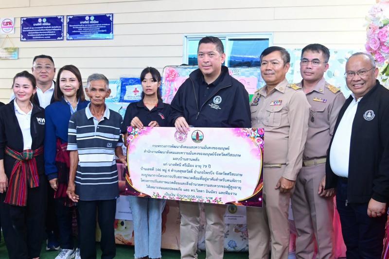 รมว.พม. ลงพื้นที่ต�