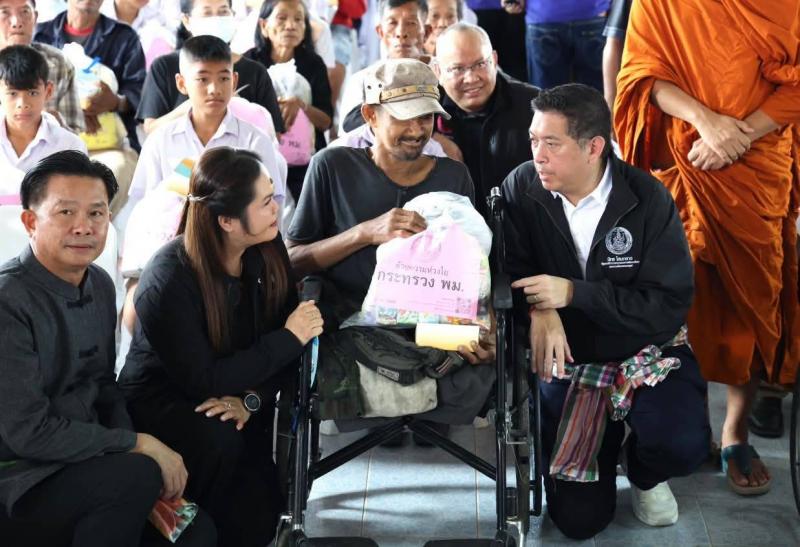 "รัฐมนตรีป๊อป นิ�