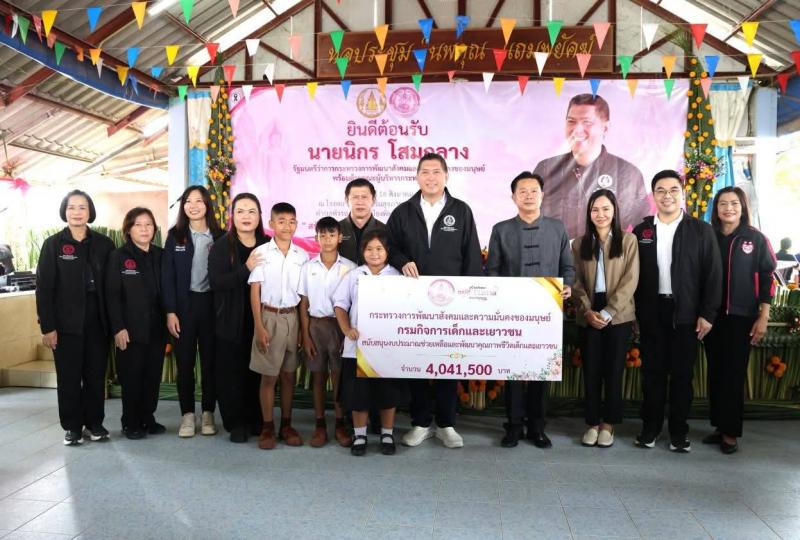 "รัฐมนตรีป๊อป นิ�