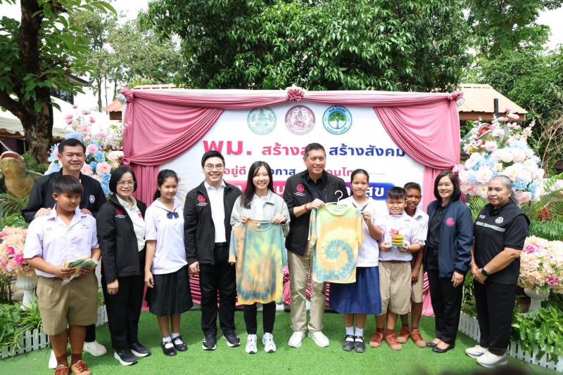 "รัฐมนตรีป๊อป นิ�