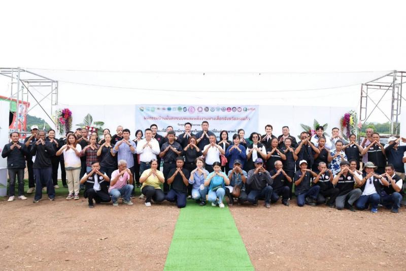 "รัฐมนตรีป๊อป นิ�