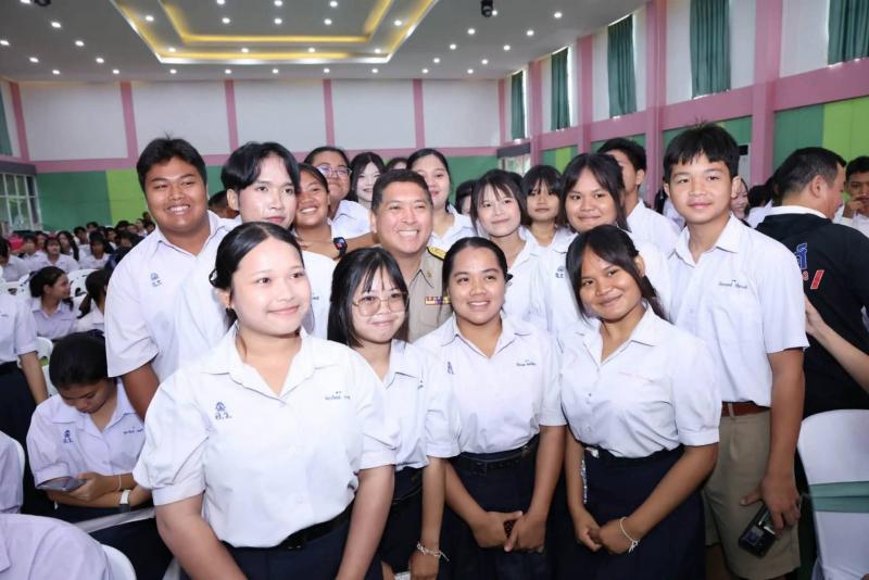"รัฐมนตรีป๊อป นิ�
