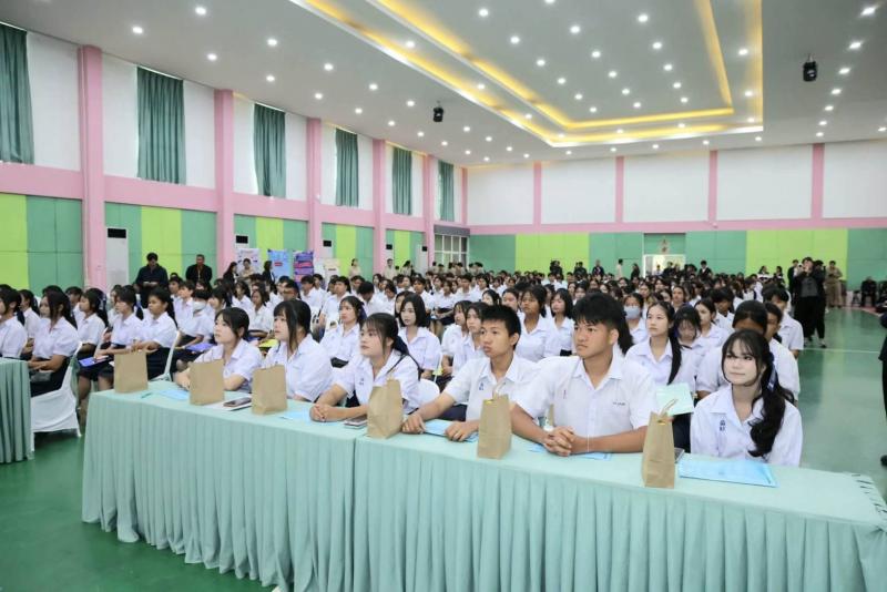 "รัฐมนตรีป๊อป นิ�