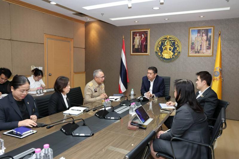 "รัฐมนตรีป๊อป นิ�