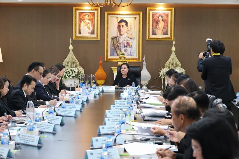นางเตือนใจ คงสมบั�