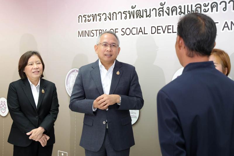 ปลัด พม. มอบเงินบร�